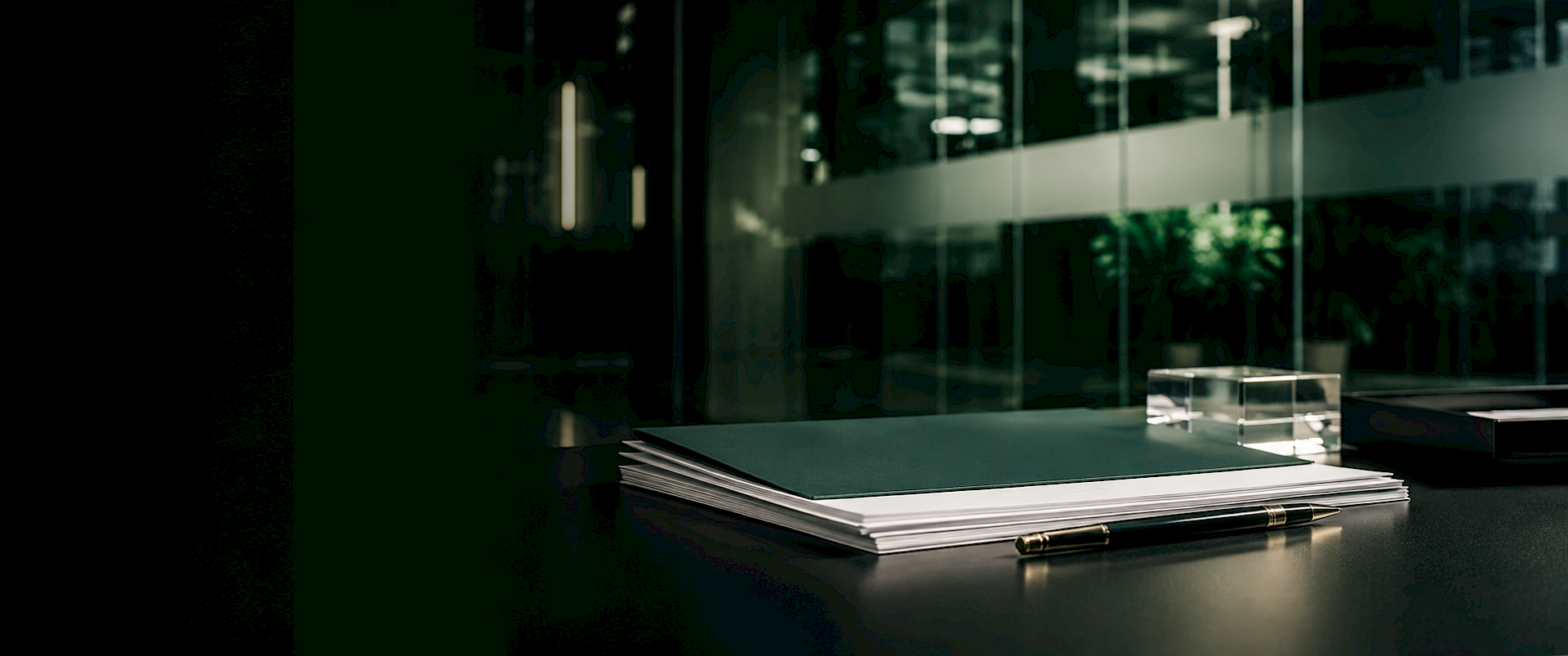 Moderner, heller B&uuml;robereich mit Glasw&auml;nden